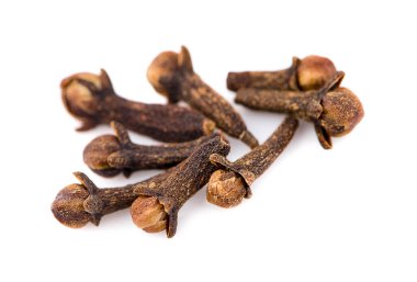 beyaz arkaplanda kuru karanfiller