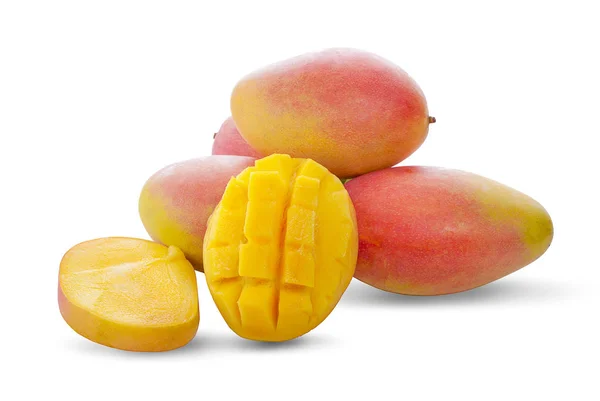 Фрукти манго з кубиками манго та скибочками. Ізольовані на білому спині — стокове фото