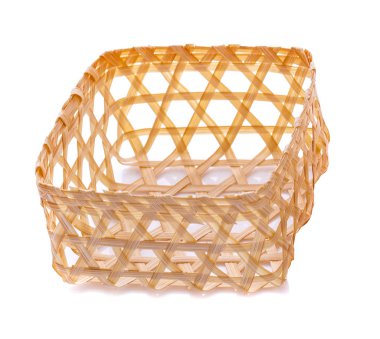 Beyaz zemin üzerinde izole ahşap sepet