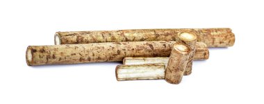 Beyaz arkaplanda izole edilmiş burdock kökleri.