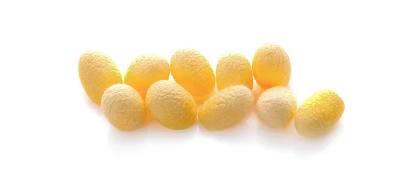 Κίτρινο thai μεταξοσκώληκες σωρό κουκούλια απομονώνονται σε λευκό φόντο — Φωτογραφία Αρχείου