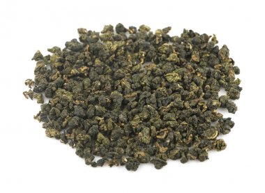 Kuru oolong çay yaprakları beyaza izole edilmiş.