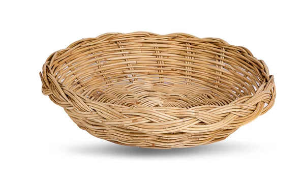 Wicker sepeti beyaz arka plan kırpma yolu üzerinde el yapımı