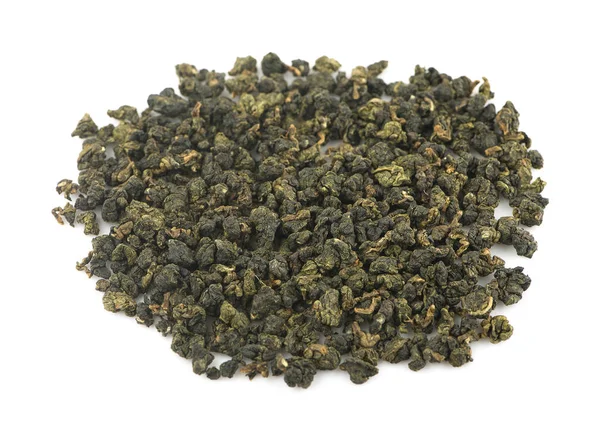 Kuru oolong çay yaprakları beyaza izole edilmiş.