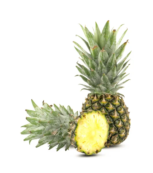 Тропічний фрукт зі скибочки ананаса на ізольованому білому тлі — стокове фото
