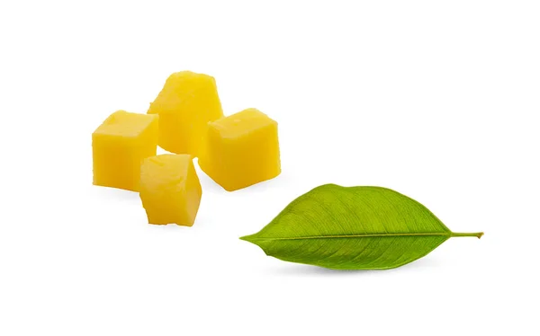 Plasterki owocowe mango, kostki i liście na biało. Plik zawiera c — Zdjęcie stockowe