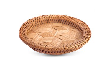 Beyaz arkaplanda izole edilmiş vintage dokuma sepeti