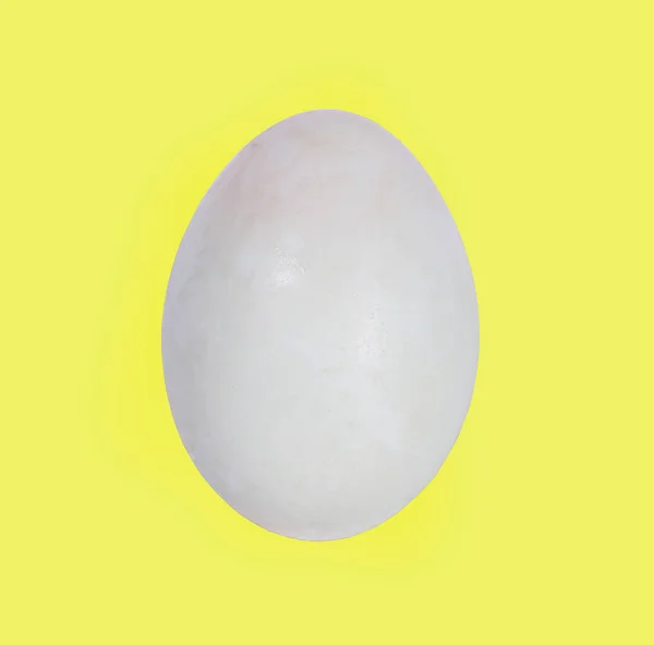 黄色の背景に孤立した塩漬け卵. — ストック写真