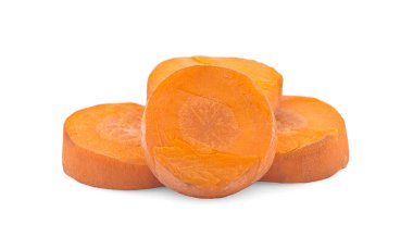 Dilimlenmiş havuç beyaz arka plan üzerinde izole