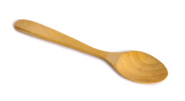 Tahta kaşık beyaz arkaplanda izole edildi