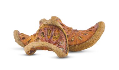 Beyaz arkaplanda kurutulmuş ayva dilimleri