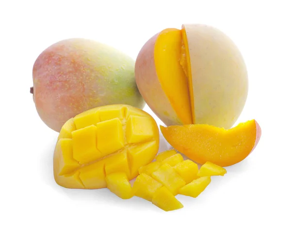 Mango kockák és mangó szeletekkel. Elszigetelt fehér background. — Stock Fotó