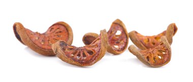 Beyaz arkaplanda kurutulmuş ayva dilimleri