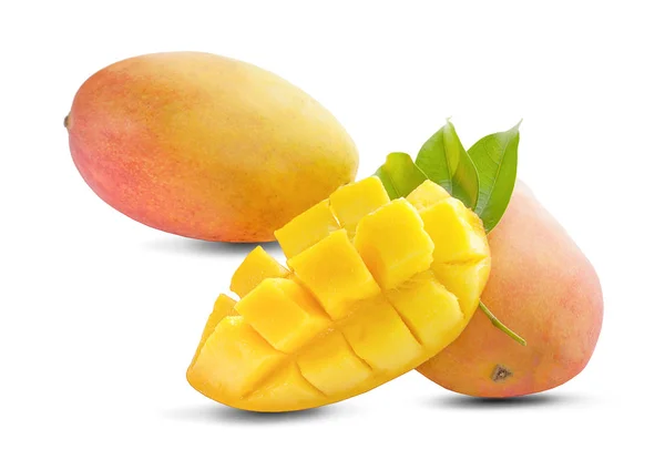 Mango gyümölcs mango kockák, és a szeleteket. Elszigetelt fehér bac — Stock Fotó
