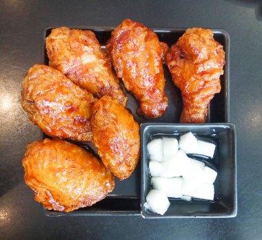 Kore tarzında sarımsak soslu derin kızarmış tavuk kanadı