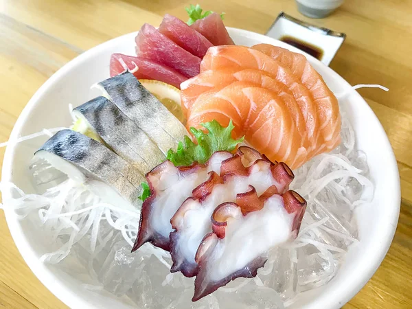 Sashimi set, japanisches essen ein isoliertes — Stockfoto