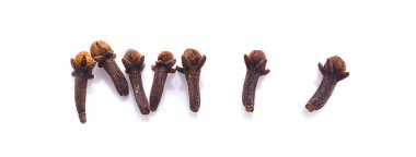 beyaz arkaplanda kuru karanfiller 