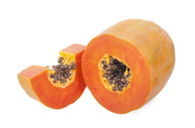 Beyaz arka planda tatlı papaya dilimleri