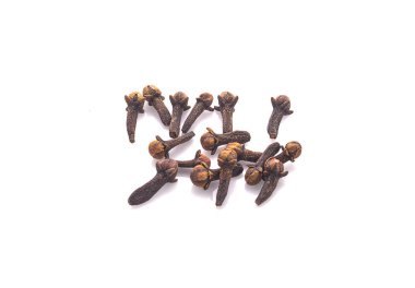 beyaz arkaplanda kuru karanfiller