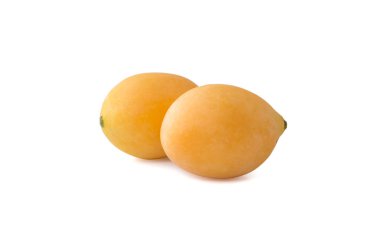 Tatlı olgun Marian eriği Tayland meyvesi beyaz arka planda izole edilmiş