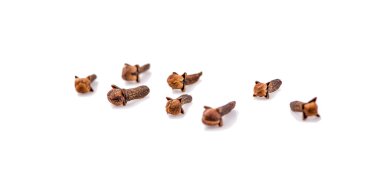 beyaz arkaplanda soyutlanmış bir karanfil