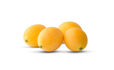 Marian eriği ya da Plango Thai meyvesi beyaz arka planda izole edilmiş. Kırpma yolu.