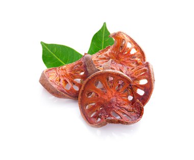 Beyaz arkaplanda kurutulmuş ayva dilimleri 