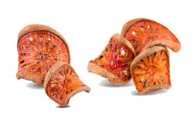 Beyaz arka planda kurutulmuş balya meyveli çay.