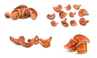 Beyaz arkaplanda kurutulmuş ayva dilimleri 