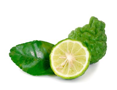 Bergamot meyvesi, beyaz arka planda yarı yarıya izole edilmiş..