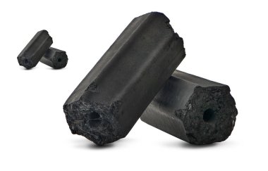 Doğal odun kömürü, geleneksel kömür ya da beyaz arka planda izole edilmiş sert odun kömürü.