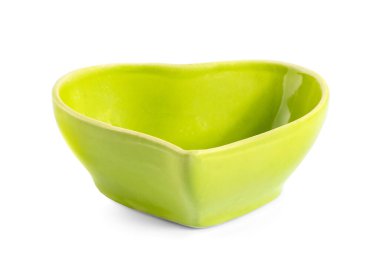 Beyaz arkaplanda izole edilmiş renkli el yapımı seramik bardaklar