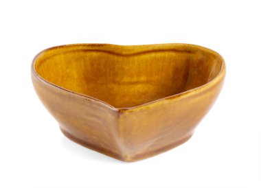 Beyaz arkaplanda izole edilmiş renkli el yapımı seramik bardaklar