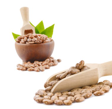 Pinto fasulyeleri beyaz arka planda izole edilmiş..