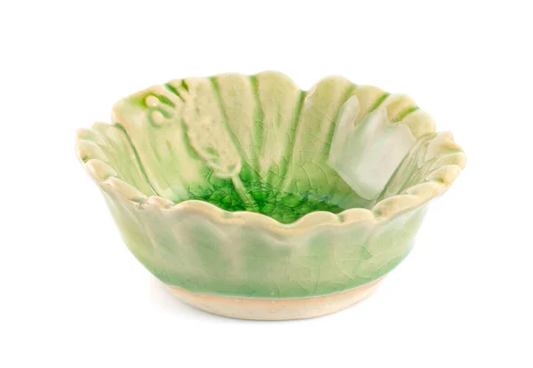 白色背景的绿色手工陶器杯 — 图库照片