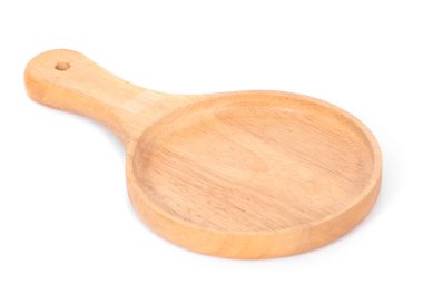 Tahta pizza çemberi tabağı beyaz arka planda izole edilmiş.