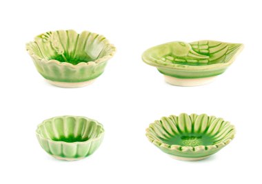 Beyaz arka planda yeşil el yapımı çömlek bardağı. kırpma yolu