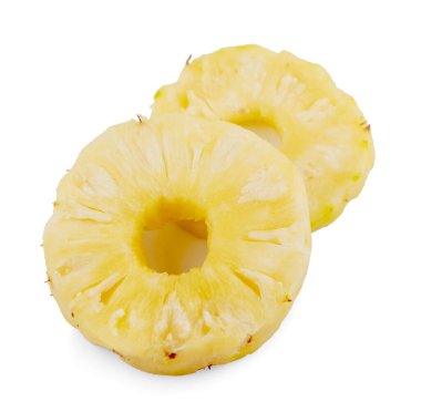 Ananas halkaları. Beyaz arka planda izole edilmiş konserve ananas dilimleri