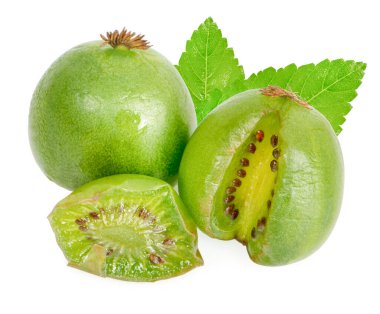 Kiwi üzümü (Actinidia arguta) beyaz arka plandaki kiwifruit 'e benzeyen küçük bir meyvedir.