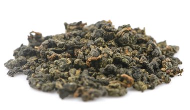 Oolong çayı beyaz arkaplanda izole edilmiş.
