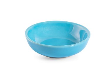 Mavi kase beyaz arka planda izole edilmiş.