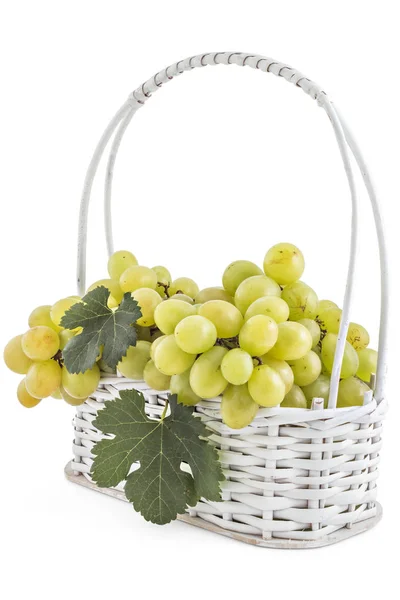 Uvas Brancas Maduras Frescas Com Folhas Cesta Madeira Branca Isolada — Fotografia de Stock