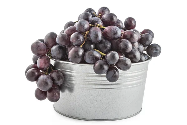 Świeże Dojrzałe Czerwone Winogrona Liśćmi Misce Cyny Izolowane Białym — Zdjęcie stockowe