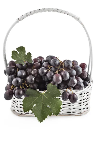 Świeże Dojrzałe Czerwone Winogrona Białym Drewnianym Koszyku Białym — Zdjęcie stockowe