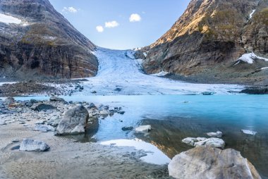Alpler Lyngen Tromso City - yakınındaki turistik İskandinavya Kuzey Norveç'te Steindalsbreen buzul erime