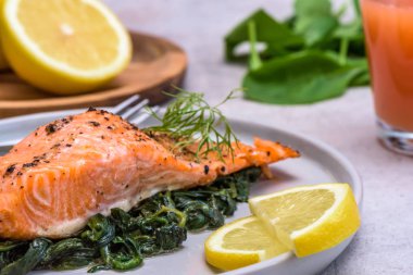 Salmo trutta ıspanak üzerinde-pişmiş sağlıklı gıda