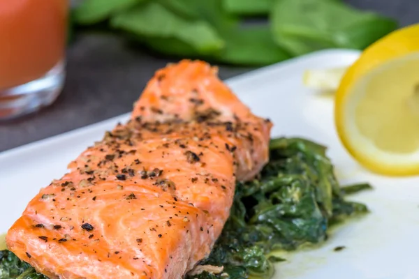 Gebackene Salmo Trutta Auf Spinat Gesunde Ernährung — Stockfoto