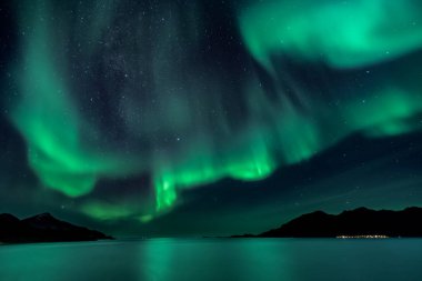 Aurora Borealis - Kuzey ışıkları - Grotfjord - Kwaloya - Kuzey Norveç üzerinden görüntülemek