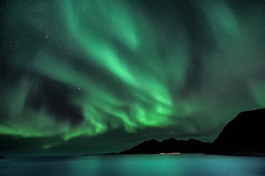Aurora Borealis - Kuzey ışıkları - Grotfjord - Kwaloya - Kuzey Norveç üzerinden görüntülemek