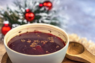 Kırmızı pancar - kırmızı borsch - Noel süslemeleri yapılan geleneksel Lehçe çorbası